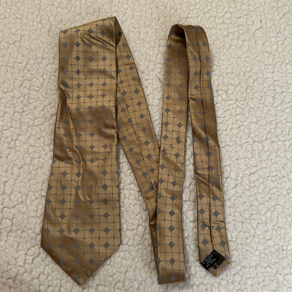 Calvin Klein men’s gold w/silver diamond design 100% silk tie / Box 10-55